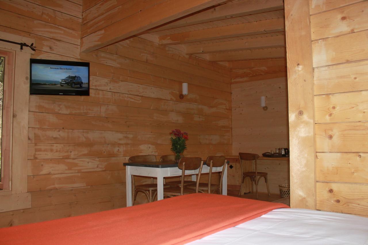 Les Cabanes Dans Les Bois Logis Hotel Villedubert Rum bild