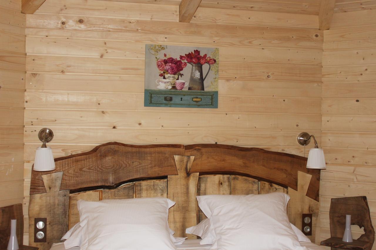 Les Cabanes Dans Les Bois Logis Hotel Villedubert Rum bild